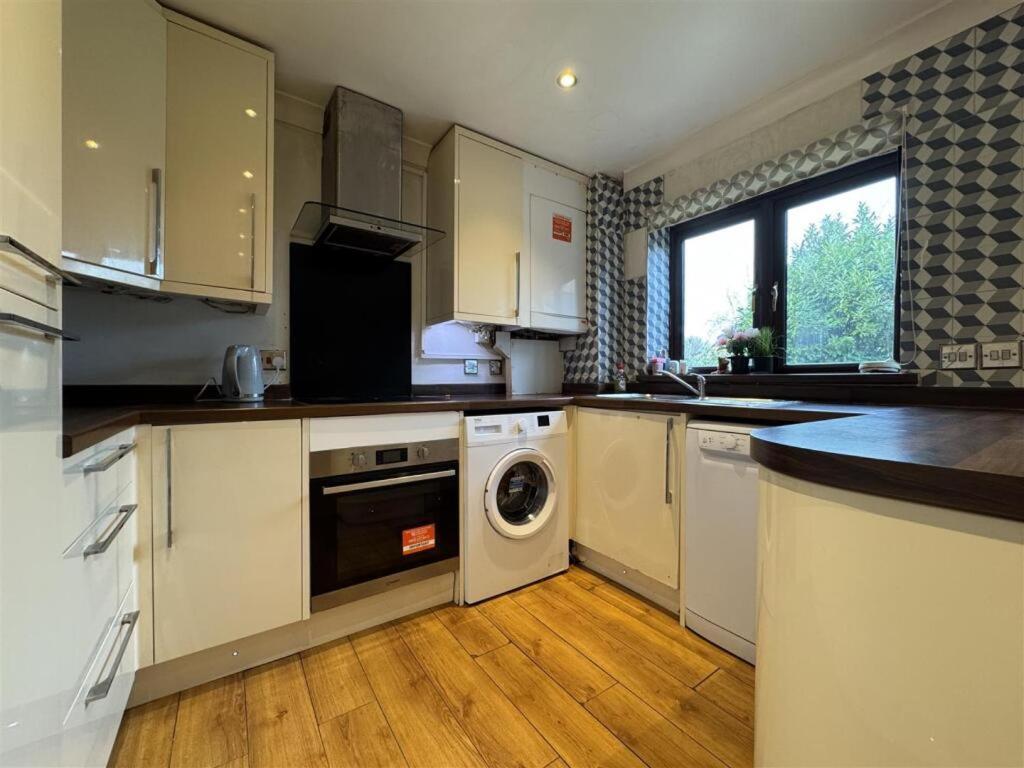 Clove, 3-4 Bed House With Garden, Free Parking, Sleeps 9 In Grays & Chafford Hundred Stifford Bagian luar foto